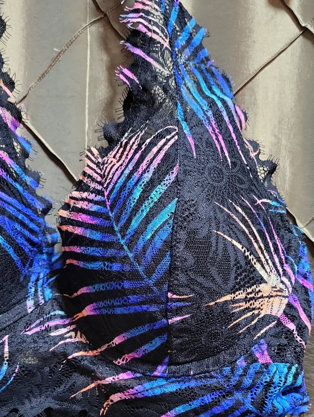 EUC- PINK Victoria’s Secret ‘Palm’ Lace Halter Neck Bralette